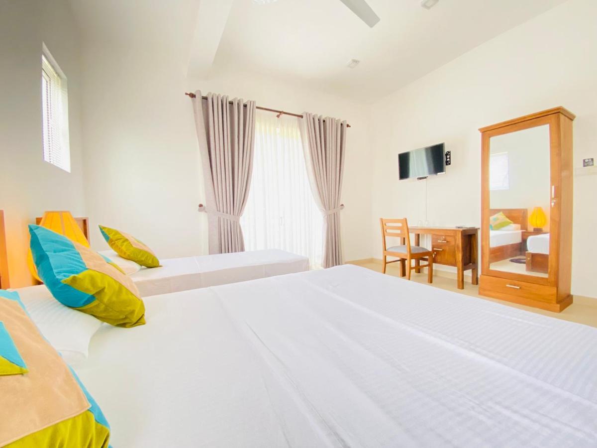 Srimadis Villa near Airport - Negombo Exterior foto